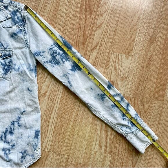 American Eagle Favorite Fit Acid Wash Button Down Shirt - Picture 9 of 11